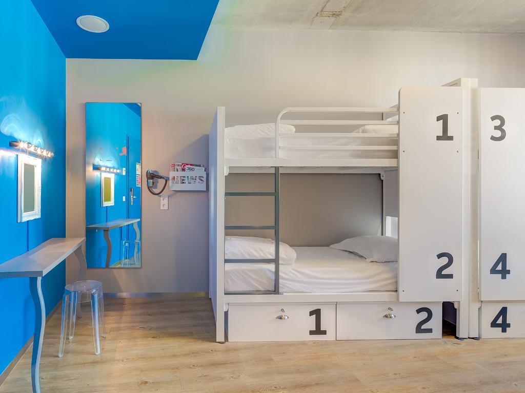 Bed in Damesslaapzaal met 6 Bedden met Eigen Badkamer